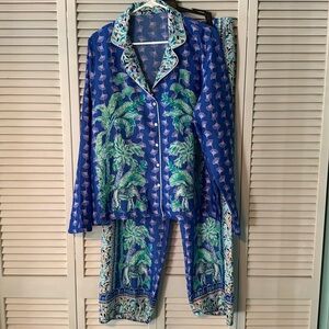 Ladies Size L Lilly Pulitzer Pajamas 2 piece set. Gently worn. Beautiful pattern